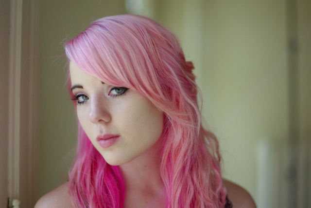 ピンクの髪をしたモデル
