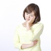 悩んでいる女性