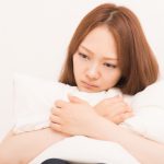 悩む女性