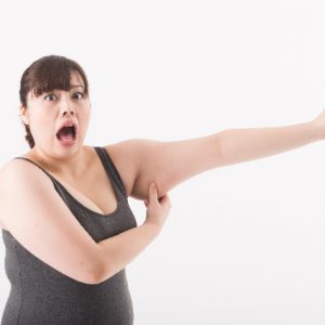 二の腕つかむ女性