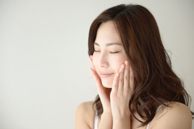 ほっぺたに手をあてる女性