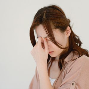 めまいがする女性