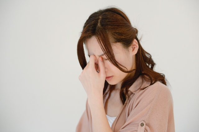 めまいがする女性