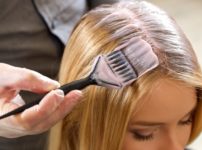 ヘアカラーをする女性