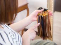 カラーチャートを持つ美容師