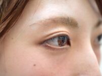 眉毛脱色をした女性