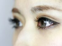 女性の眉毛