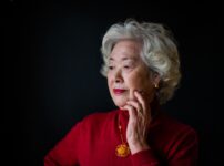 白髪の女性